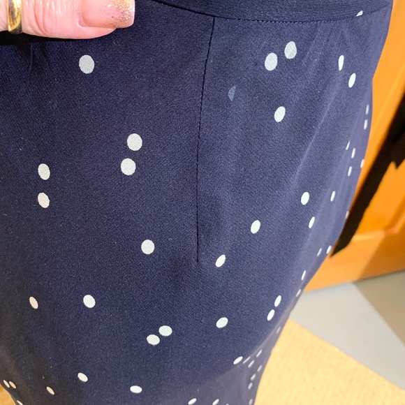 🎉HP‼️🎉 💥EUC💥 Extraordinary Ann Taylor Navy and Cream Silk Skirt - Size 8 - Picture 9 of 10